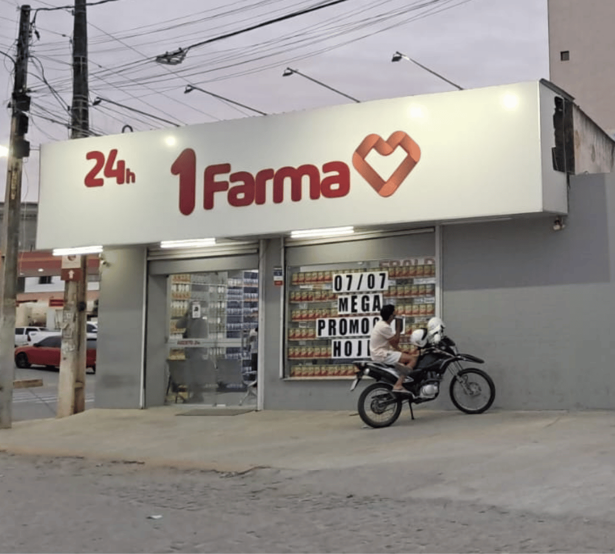 Farmacêutica atendendo cliente com atenção e cuidado