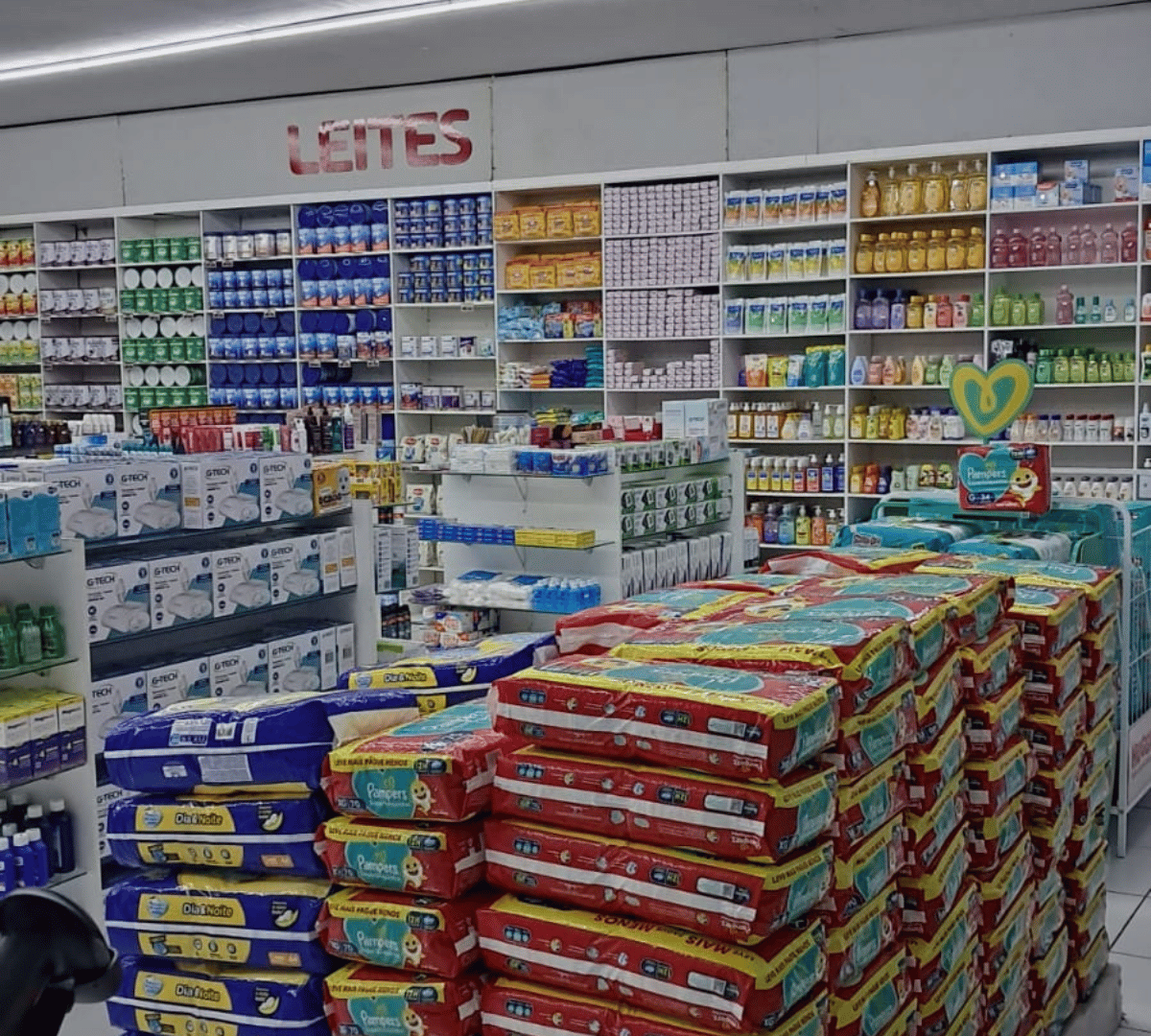 Interior espaçoso e organizado da Farmácia 1Farma 24 Horas